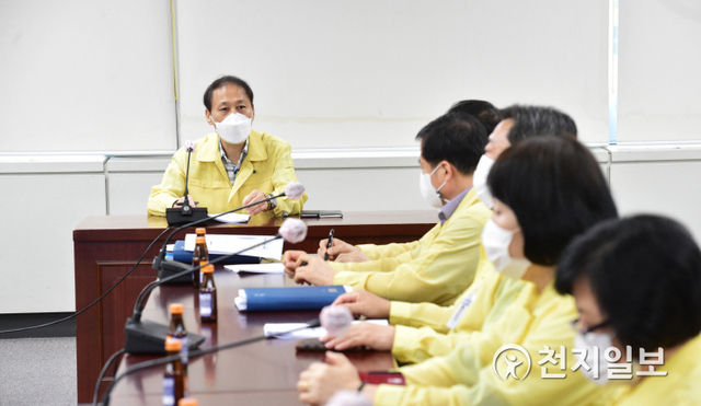정준석 진주부시장이 27일 코로나19 방역대책회의를 주재하고 공무원들의 솔선수범을 주문하고 있다. (제공: 진주시) ⓒ천지일보 2020.8.27