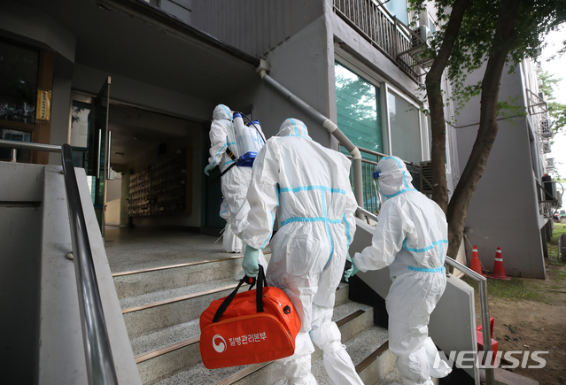 26일 오후 코로나19 집단감염이 발생한 서울 구로구 한 아파트에서 보건소 직원들이 방역을 하고 있다. (출처: 뉴시스)