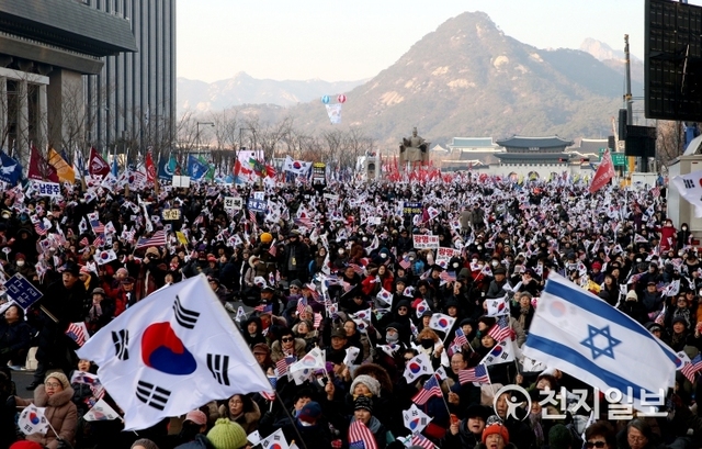 [천지일보=박준성 기자] 한국기독교총연합회(한기총) 대표회장 겸 문재인하야범국민투쟁본부(범투본) 전광훈 총괄대표가 4일 오후 서울 종로구 광화문 교보빌딩 앞 전 차로에서 열린 문재인 퇴진 국민대회에서 발언하자 참석자들이 태극기와 성조기를 흔들며 환호하고 있다.ⓒ천지일보 2020.1.4