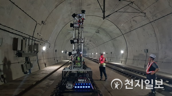 한국철도시설공단이 스캐너를 활용한 터널 내벽 콘크리트 손상분석 점검을 하고 있다. (제공: 한국철도시설공단) ⓒ천지일보 2020.8.28