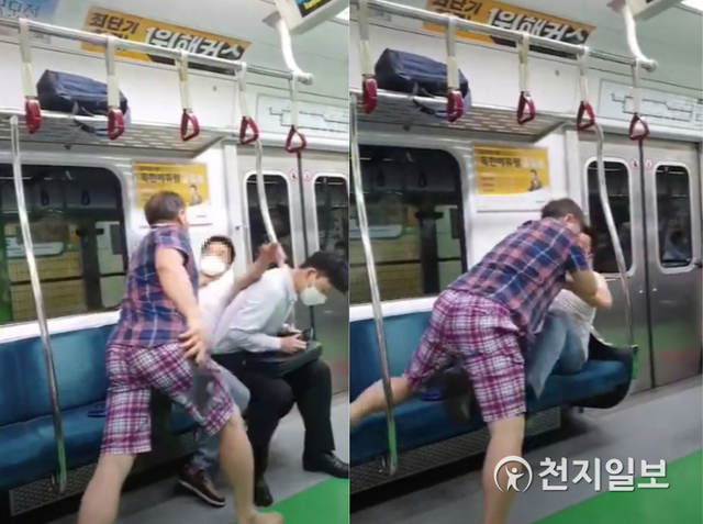 27일 오전 7시 25분쯤 서울 지하철 2호선 당산역 부근을 지나던 열차 안에서 50대 남성 A씨가 마스크를 쓰라고 요청하던 승객의 목을 조르고 있다. (출처: 유튜브 사사건건 캡처) ⓒ천지일보 2020.8.28