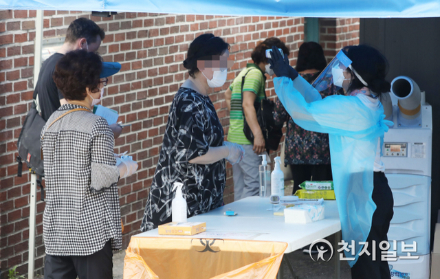 [천지일보=남승우 기자] 신종 코로나바이러스 감염증(코로나19) 선별진료소에서 시민들이 검사를 받기 위해 대기하고 있다. ⓒ천지일보DB