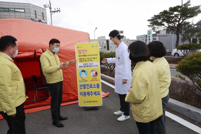 김철우 보성군수가 신종 코로나 선별진료소를 방문해 점검하고 있다. (제공: 보성군) ⓒ천지일보 2020.8.28