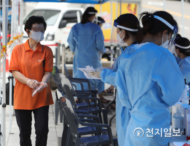 [천지일보=남승우 기자] 남대문시장 케네디상가에서 총 8명이 신종 코로나바이러스 감염증(코로나19) 추가 확진 판정을 받은 가운데 10일 오후 서울 중구 숭례문 앞에 마련된 선별진료소에서 시민이 코로나19 검사를 받기 위해 이동하고  ⓒ천지일보 2020.8.10