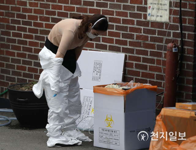 [천지일보=남승우 기자] 신종 코로나바이러스 감염증(코로나19) 사태 장기화에 무더위까지 겹치며 의료진의 피로도가 누적된 가운데 20일 오후 서울 종로구보건소에 마련된 선별진료소에서 한 의료진이 방역복을 벗고 있다. ⓒ천지일보 2020.8.20