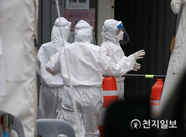 [천지일보=신창원 기자] 이태원 클럽 발 신종 코로나바이러스 감염증(코로나19) 확진자가 인천 지역에서 확산되고 있는 가운데 14일 오후 인천시 미추홀구보건소에 마련된 선별진료소에서 의료진들이 진료를 위해 이동하고 있다. ⓒ천지일보 2020.8.22