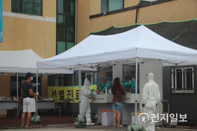 [천지일보 연천=손정수 기자] 연천군이 첫 코로나19 확진자가 발생한지 사흘 만에 10명으로 급증한 가운데 22일 오후 연천군보건소의료원에서 주민들의 코로나 검사가 진행되고 있다. ⓒ천지일보 2020.8.28