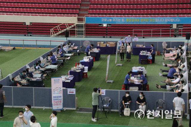 [천지일보 대구=송해인 기자] 27일 오후 신천지 대구교회 코로나19 완치자들이 대구육상진흥센터에서 진행한 혈장 공여에 참여하고 있다. 내달 4일까지 진행되는 2차 혈장공여에는 총 1100명이 참여할 예정이다. 앞서 신천지 대구교회는 지난 7월 13~17일 409명이 참여하고, 개별적으로 219명이 동참하면서 현재까지 총 628명이 혈장공여를 마친 상태다. 이번 2차 참여까지 더하면 1700여명이 혈장 공여에 동참한다. ⓒ천지일보 2020.8.27