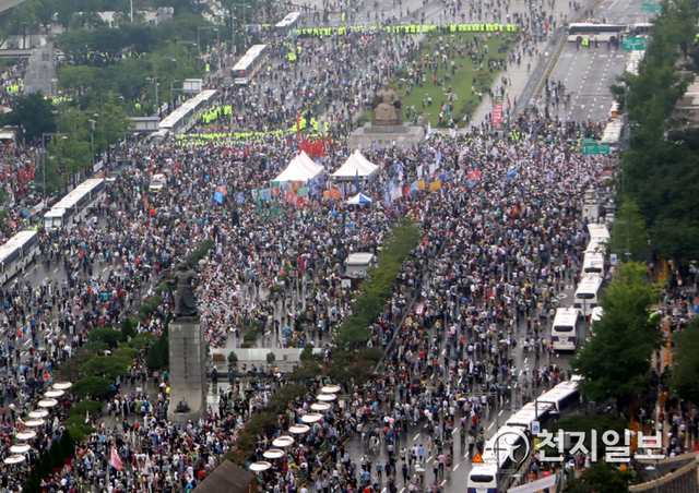[천지일보=남승우 기자] 광복절인 15일 오후 서울 종로구 광화문광장 일대에서 자유연대 등 보수단체가 대규모 집회를 열고 있다. ⓒ천지일보 2020.8.15