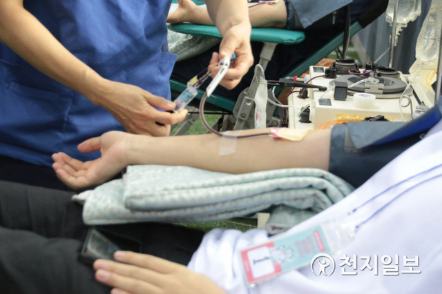 [천지일보 대구=송해인 기자] 27일 오후 신천지 대구교회 코로나19 완치자들이 대구육상진흥센터에서 진행한 혈장 공여에 참여하고 있다. 내달 4일까지 진행되는 2차 혈장공여에는 총 1100명이 참여할 예정이다. 앞서 신천지 대구교회는 지난 7월 13~17일 409명이 참여하고, 개별적으로 219명이 동참하면서 현재까지 총 628명이 혈장공여를 마친 상태다. 이번 2차 참여까지 더하면 1700여명이 혈장 공여에 동참한다. ⓒ천지일보 2020.8.27