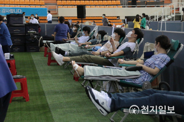[천지일보 대구=송해인 기자] 사진은 27일 오후 신천지 대구교회 코로나19 완치자들이 대구육상진흥센터에서 진행한 혈장 공여에 참여하고 있다. 내달 4일까지 진행되는 2차 혈장공여에는 총 1100명이 참여할 예정이다. 앞서 신천지 대구교회는 지난 7월 13~17일 409명이 참여하고, 개별적으로 219명이 동참하면서 현재까지 총 628명이 혈장공여를 마친 상태다. 이번 2차 참여까지 더하면 1700여명이 혈장 공여에 동참한다. ⓒ천지일보 2020.8.27