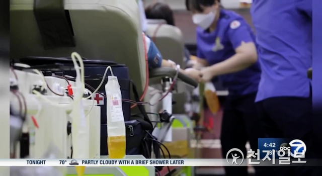 미국 ABC뉴스는 신천지 1차 혈장공여가 이뤄진 지난 7월 28일 “혈장 부족(Plasma Shortage)”이라는 제목의 뉴스를 통해 한국에서 대규모 혈장공여가 이뤄진 소식을 듣고 혈장공여에 참여한 한 시민의 사례를 소개했다. ABC뉴스에 소개된 신천지 1차 단체 혈장공여 모습 (출처: 해당 뉴스 화면캡쳐) ⓒ천지일보 2020.8.29
