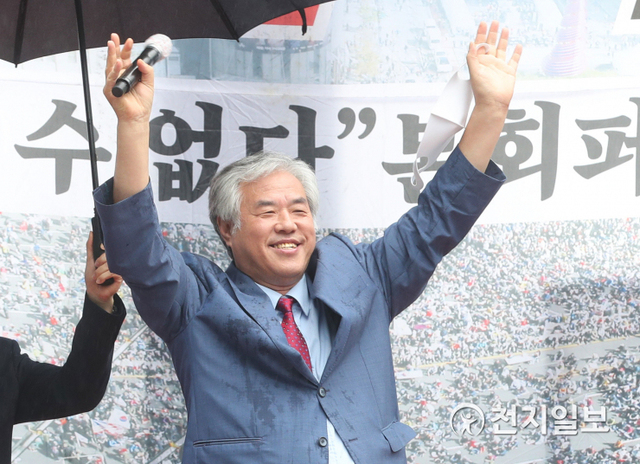 [천지일보=남승우 기자] 한국기독교총연합회(한기총) 전 대표회장 전광훈 목사가 15일 오후 서울 종로구 동화면세점 앞에서 열린 ‘8.15 문재인 퇴진 국민대회’에 참석해 손을 흔들고 있다. ⓒ천지일보 2020.8.15