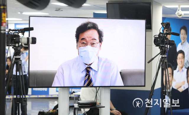 [천지일보=박준성 기자] 더불어민주당 이낙연 당대표 후보가 29일 서울 영등포구 여의도 중앙당사에서 열린 전당대회에서 녹화 영상을 통해 정견발표를 하고 있다. 이번 전당대회는 신종 코로나바이러스 감염증(코로나19) 확산세로 인해 완전 비대면 방식으로 진행하고 있다. (제공: 더불어민주당) ⓒ천지일보 2020.8.29