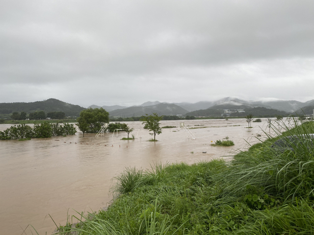 국지성 호우가 내린 7일 전남 나주시 지석천 남평교에 불어난 물이 넘쳐 흐르듯 수위가 높아져 있다. 현재 남평교는 홍수경보가 발령돼 있다. (제공: 나주시) ⓒ천지일보 2020.8.7