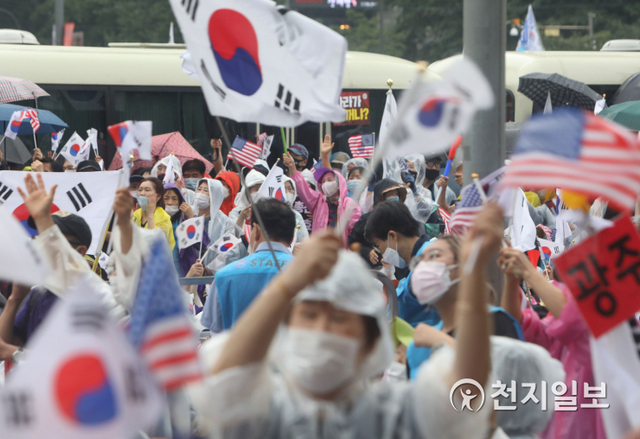 [천지일보=남승우 기자] 광복절인 15일 오후 서울 종로구 동화면세점 앞에서 사랑제일교회·자유연대 주최로 열린 ‘8.15 문재인 퇴진 국민대회’에서 참가자들이 구호를 외치고 있다. ⓒ천지일보 2020.8.15