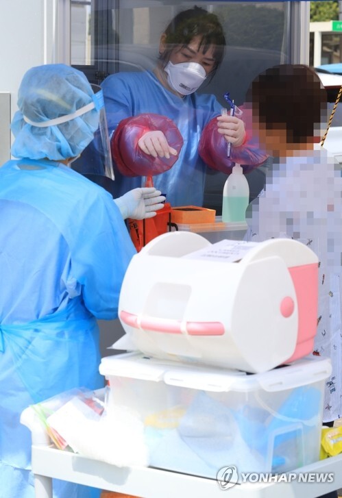 지역감염 ‘비상’ 걸린 서귀포 남원읍(서귀포=연합뉴스) 제주 서귀포시 남원읍의 '루프탑정원' 게스트하우스 관계자 2명이 28일 신종 코로나바이러스 감염증(코로나19)에 확진돼 지역 감염 우려가 커지는 가운데 이날 오전 남원읍 서귀포시 동부보건소에서 한 시민이 코로나19 검사를 받고 있다.