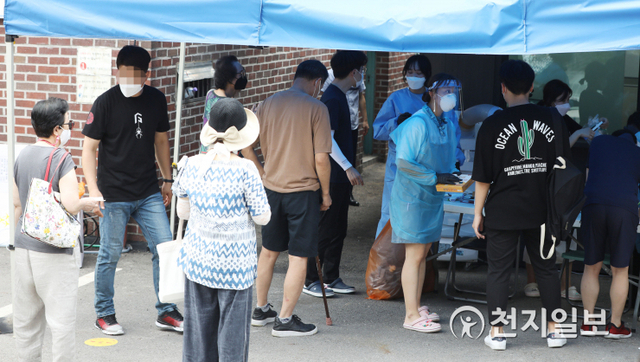 [천지일보=남승우 기자] 서울, 경기 등 수도권을 중심으로 신종 코로나바이러스 감염증(코로나19) 확산세가 이어지고 있는 가운데 20일 오후 서울 종로구보건소에 마련된 선별진료소에서 시민들이 검사를 받기 위해 대기하고 있다. ⓒ천지일보 2020.8.20