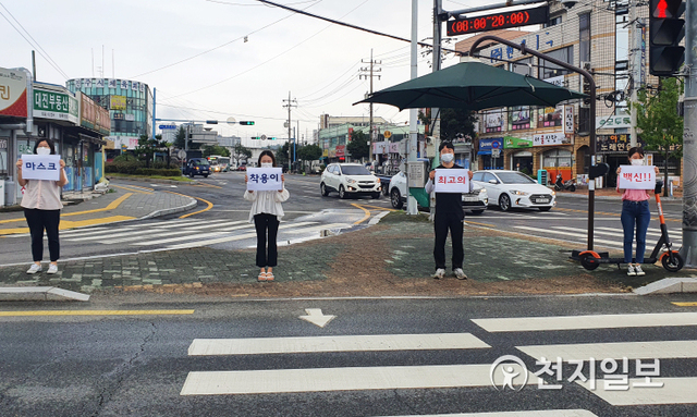 [천지일보 진주=최혜인 기자] 수도권에 이어 전국 곳곳에서 신종 코로나바이러스 감염증(코로나19) 확산세가 이어지는 가운데 진주시가 지난 28일 30개 모든 읍면동별 주요 지점에서 확산방지 캠페인을 펼치고 있다. (제공: 진주시) ⓒ천지일보 2020.8.30
