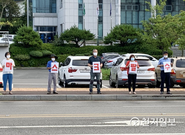 [천지일보 진주=최혜인 기자] 수도권에 이어 전국 곳곳에서 신종 코로나바이러스 감염증(코로나19) 확산세가 이어지는 가운데 진주시가 지난 28일 30개 모든 읍면동별 주요 지점에서 확산방지 캠페인을 펼치고 있다. (제공: 진주시) ⓒ천지일보 2020.8.30