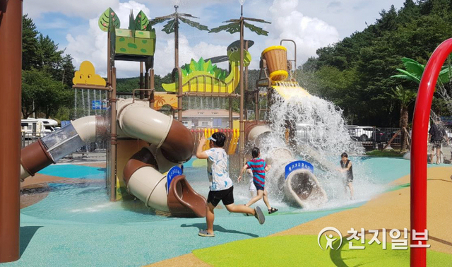 임시운영 기간 어린이들이 진양호공원 물놀이터를 찾아 더위를 식히는 모습. ⓒ천지일보 2020.8.30