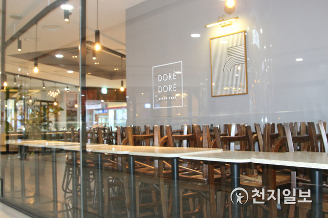 [천지일보=손지하 인턴기자] 정부가 신종 코로나바이러스 감염증(코로나19) 확산에 따라 ‘사회적 거리두기’를 3단계에 준하는 ‘2.5단계’로 격상한 첫 날인 30일 서울역 카페의 탁자와 의자가 정리돼 있다. ⓒ천지일보 2020.8.30