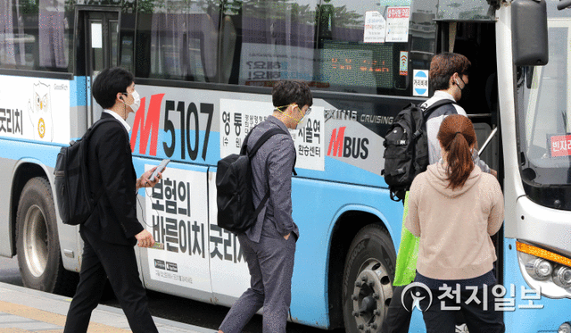 [천지일보=남승우 기자] 25일 오후 서울역 버스환승센터에서 마스크를 쓴 시민들이 버스에 탑승하고 있다. 정부는 신종 코로나바이러스 감염증(코로나19) 확산 방지를 위해 내일(26일)부터 버스와 택시, 철도 등 대중교통 탑승 시 마스크를 착용하지 않은 탑승객의 ‘승차 거부’를 한시적으로 시행한다. ⓒ천지일보 2020.5.25