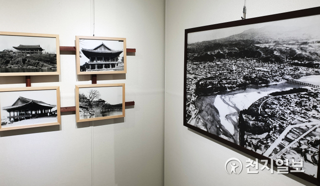 [천지일보 진주=최혜인 기자] 내달 1일부터 11일까지 진주시청 2층 갤러리 ‘진심 1949’에서 열릴 옛 사진전 ‘진주 100년 사진을 보다’ 기획전 준비가 한창이다.이번 기획전은 진주성·촉석루, 경남의 중심도시 진주라는 2개의 분야로 나눠 전시하며, ‘모든 기록은 미래에 전달된다’라는 부제로 진행된다.전시 사진은 1910년도 진주성과 촉석루 모습, 지난 100년간의 진주 모습, 도청 소재지였던 진주의 다양한 옛 모습, 진주와 우리나라의 엽서, 1896년 경상도 관찰사 등 100여점을 감상할 수 있다.시청 갤러리 명칭은 진주의 마음이라는 뜻의 ‘진심’과 개천예술제가 시작된 ‘1949년’을 합친 ‘갤러리 진심 1949’로 문화예술의 부흥을 기원한다는 의미를 가진다. ⓒ천지일보 2020.8.31