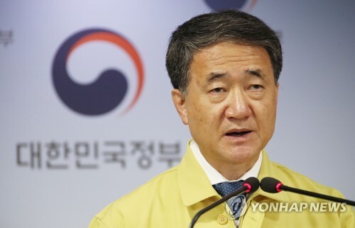 박능후 보건복지부 장관이 22일 정부서울청사 합동브리핑실에서 코로나19 위기 및 의사단체 집단휴진 관련 대국민 담화문을 발표하고 있다. 2020.8.22 (출처: 연합뉴스)