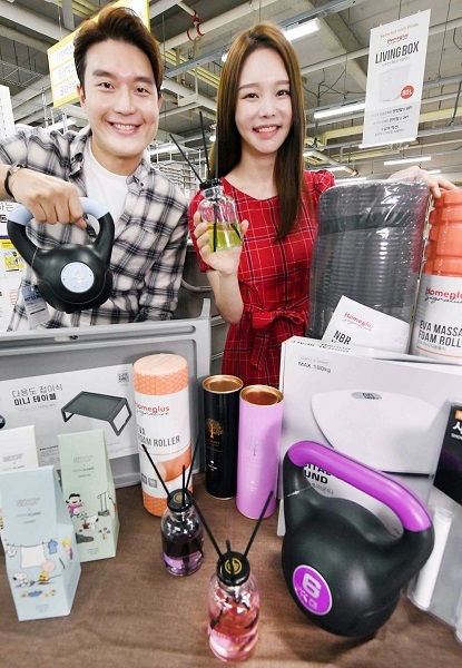 모델들이 31일 서울 등촌동 홈플러스 강서점에서 집단장 용품과 홈트레이닝 용품을 선보이고 있다. (제공: 홈플러스)