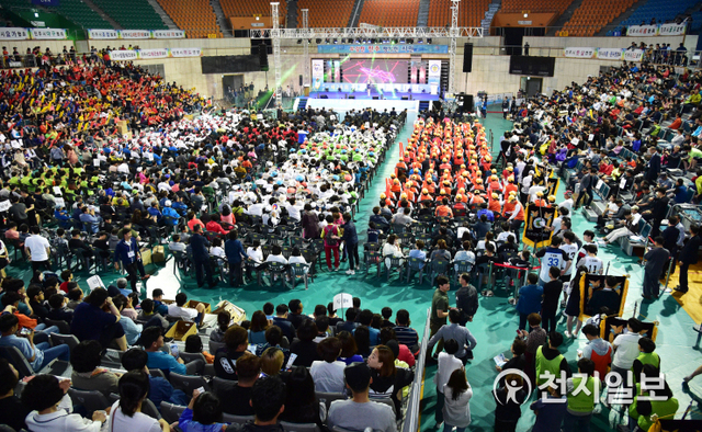 지난해 1만여명이 참가한 가운데 열린 제28회 진주시민체육대회 모습. (제공: 진주시) ⓒ천지일보 2020.9.1