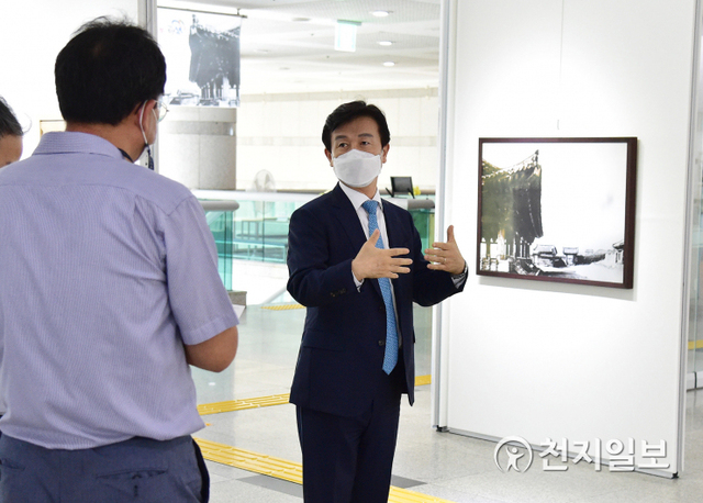 조규일 진주시장이 1일 오전 시청 2층에서 전시중인 ‘진주 100년 사진전’을 관람하며 소관부서에 과거자료 확보·보존을 주문하고 있다. (제공: 진주시) ⓒ천지일보 2020.9.1