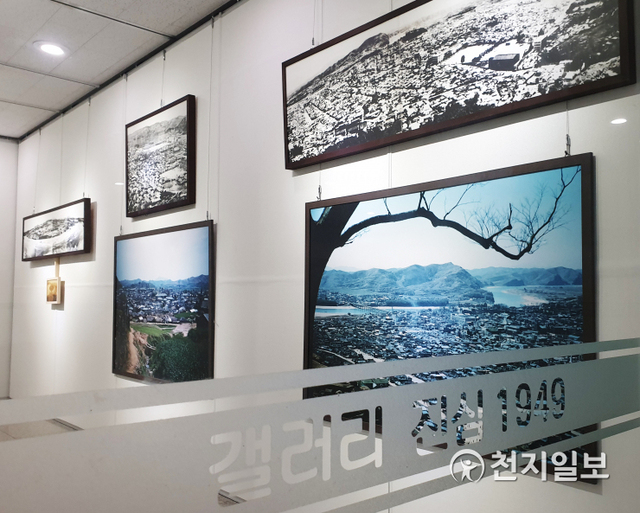 [천지일보 진주=최혜인 기자] 내달 1일부터 11일까지 진주시청 2층 갤러리 ‘진심 1949’에서 열릴 옛 사진전 ‘진주 100년 사진을 보다’ 기획전 준비가 한창이다.이번 기획전은 진주성·촉석루, 경남의 중심도시 진주라는 2개의 분야로 나눠 전시하며, ‘모든 기록은 미래에 전달된다’라는 부제로 진행된다.전시 사진은 1910년도 진주성과 촉석루 모습, 지난 100년간의 진주 모습, 도청 소재지였던 진주의 다양한 옛 모습, 진주와 우리나라의 엽서, 1896년 경상도 관찰사 등 100여점을 감상할 수 있다.시청 갤러리 명칭은 진주의 마음이라는 뜻의 ‘진심’과 개천예술제가 시작된 ‘1949년’을 합친 ‘갤러리 진심 1949’로 문화예술의 부흥을 기원한다는 의미를 가진다. ⓒ천지일보 2020.8.31