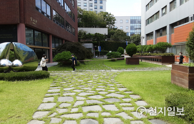 [천지일보=손지하 인턴기자] 1일 개강한 숙명여자대학교 도서관 앞에서 학생들이 걸어가고 있다. 출입을 통제하는 테이프도 길게 걸려 있다. (독자제공) ⓒ천지일보 2020.9.1