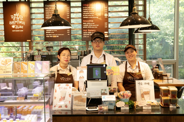 SPC그룹과 푸르메재단이 함께 운영하는 ‘행복한 베이커리&카페’ 직원들 모습. (제공: SPC그룹)