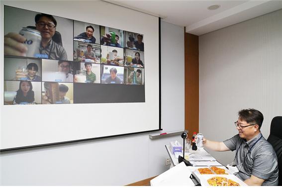 박일준 한국동서발전 사장(오른쪽)과 직원들이 온라인 화상 시스템을 통해 함께 식사를 하고 있다. (제공: 한국동서발전) ⓒ천지일보 2020.9.2
