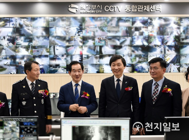 안병용 의정부시장(왼쪽 두 번째)이 ‘의정부시 CCTV 통합관제센터’에서 시찰을 하고 있다. (제공: 의정부시) ⓒ천지일보 2020.9.4