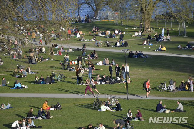 지난달 22일(현지시간) 스웨덴 스톡홀름의 한 공원에 신종 코로나바이러스 감염증(코로나19) 발생에도 사람들이 모여 화창한 날씨를 즐기고 있다. (출처: 뉴시스)