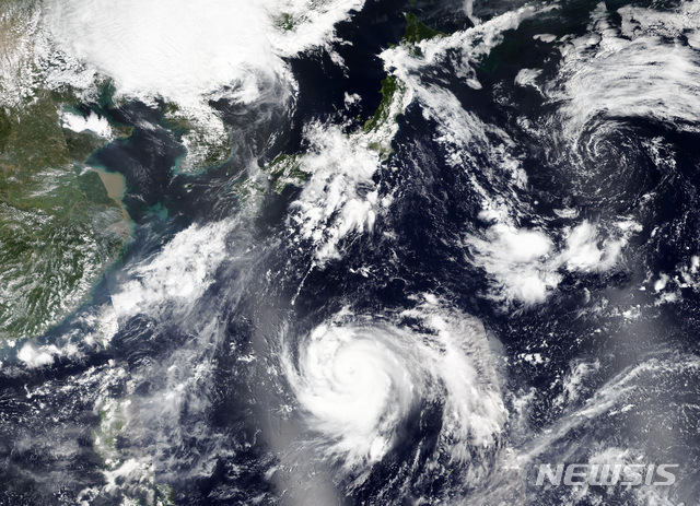 [미국=뉴시스/AP] 3일(현지시간) 미국 나사가 공개한 지구 관측 시스템 데이터 및 정보 시스템(EOSDIS) 나사 월드뷰에서 열대성 폭풍 하이선이 북쪽을 휩쓸고 있는 보인다. 하이선은 한반도와 일본 규슈, 시코쿠의 남쪽 섬들을 강타하기 전 포악한 힘을 얻고 북상하고 있다.