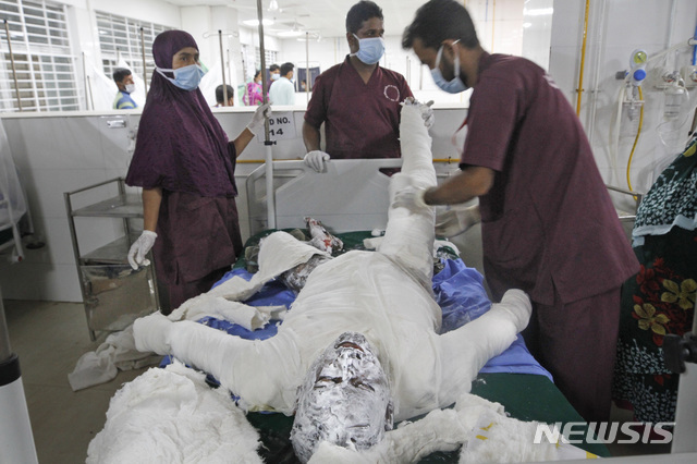 5일(현지시간) 방글라데시 수도 다카의 병원에서 전신 화상을 입은 부상자들이 치료를 받고 있다. 전날 저녁 외곽의 이슬람사원에서 가스 폭발 사고로 최소 12명이 숨지고 수십명이 다쳤다(출처: 뉴시스)