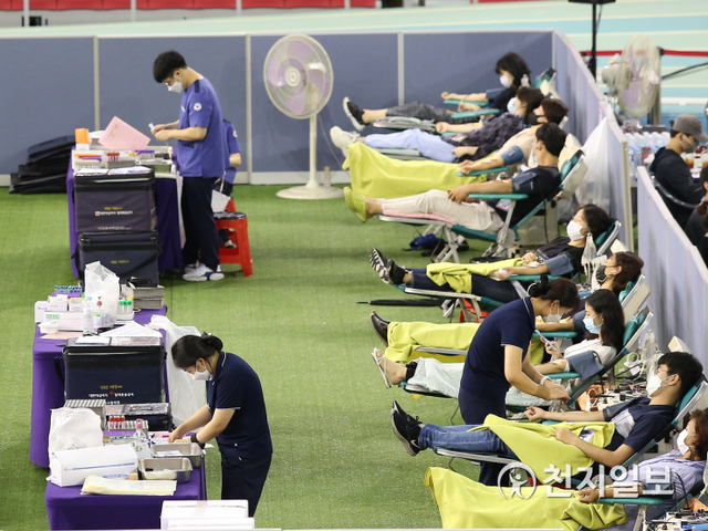 지난 4일 오후 신천지예수교회 성도가 대구육상진흥센터에서 혈장공여를 하고 있다. (제공: 신천지예수교회) ⓒ천지일보 2020.9.6