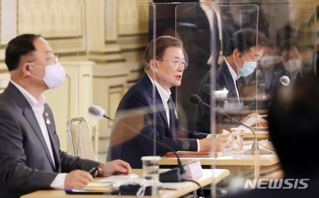 발언하는 문재인 대통령	[서울=뉴시스] 문재인 대통령이 3일 오전 청와대에서 열린 제1차 한국판 뉴딜 전략회의에 참석해 발언하고 있다. 이날 회의에는 정부에서 홍남기 부총리 겸 기획재정부 장관과 은성수 금융위원장, 윤석헌 금융감독원장 등이, 더불어민주당에서는 이낙연 대표와 김태년 원내대표 등이 참석했다. 금융권에서는 이동걸 KDB산업은행장, 윤종원 기업은행장, 방문규 수출입은행장 등 정책금융기관장과 박현주 미래에셋그룹 회장과 장석훈 삼성증권 대표이사를 비롯해 민간금융 대표들이 참석했다.