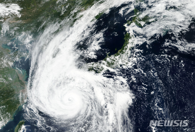제10호 태풍 하이선이 북상하고 있다. 사진은 6일 나사가 공개한 위성 이미지. (출처: 뉴시스)