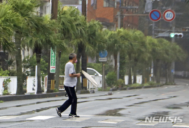 제10호 태풍 하이선이 일본 남서부 섬 규슈를 덮친 가운데 가고시마시현 아마미시에서 한 남성이 부러진 우산을 들고 강풍을 헤쳐나가고 있다. (출처: 뉴시스)