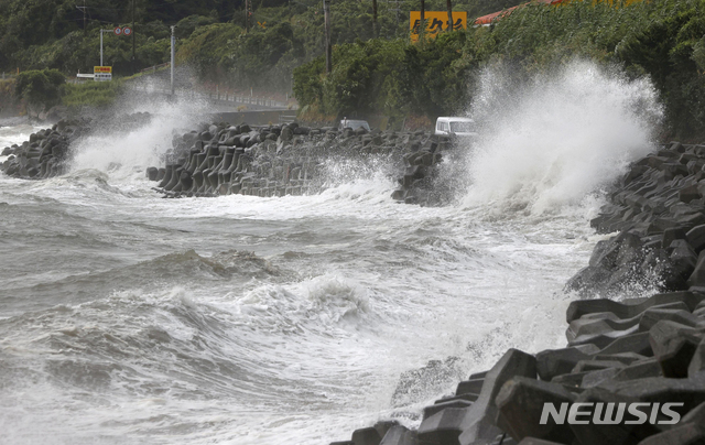 제10호 태풍 하이선이 일본 남서부 섬 규슈를 덮친 가운데 가고시마시현의 해안에 파도가 치고있다. (출처: 뉴시스)