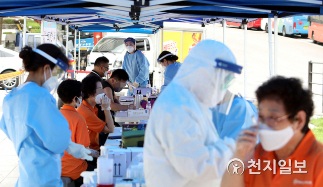 선별진료소 의료진. ⓒ천지일보DB