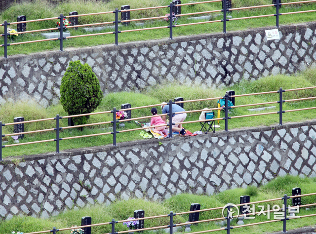 [천지일보=신창원 기자] 추석을 4주일여 앞둔 5일 오전 인천가족공원 조상의 묘지에서 후손들이 성묘를 하고 있다. 인천시설공단은 신종 코로나바이러스코로나19) 감염증 확산을 막기 위해 추석 연휴인 9월 30일부터 10월 4일까지 닷새 동안 화장장을 제외한 인천가족공원의 모든 시설을 임시 폐쇄한다고 4일 밝혔다.ⓒ천지일보 2020.9.5