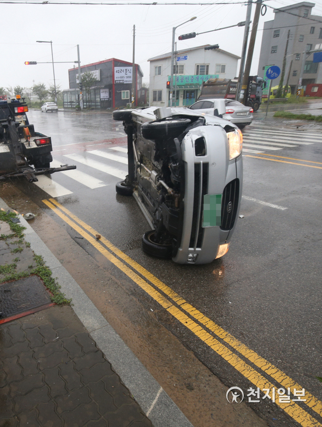 [천지포토=신창원 기자] 7일 오전 경기도 안산시 대부북동의 한 교차로에서 '제10호 하이선(HAISHEN)'의 영향으로 차량이 전복되어 있다. 목격자는 