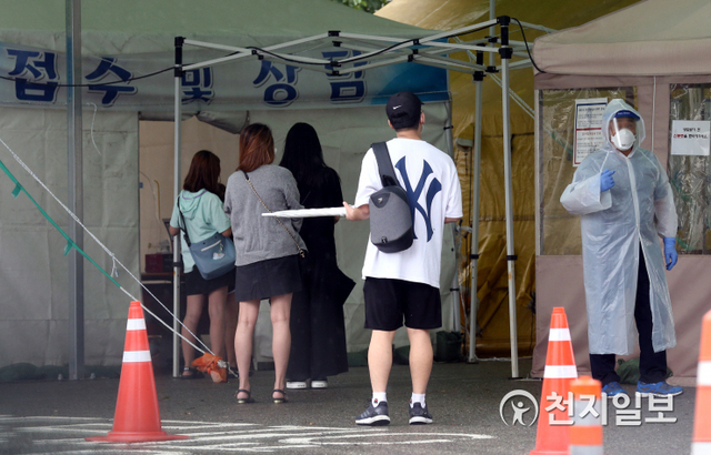 [천지일보=신창원 기자] 국내 신종 코로나바이러스(코로나19) 감염증 신규 확진자 수가 5일째 100명대를 유지하고 있는 7일 오후 인천시 남동구청 보건소 선별진료소에서 시민들이 코로나19 검사를 받기 위해 대기하고 있다. 확산세가 다소 줄어든 모습을 보이고 있으나 산발적인 집단감염이 지속되고 있다.ⓒ천지일보 2020.9.7