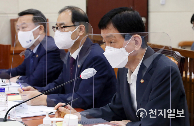 [천지일보=박준성 기자] 진영 행정안전부 장관이 1일 서울 여의도 국회에서 열린 행정안전위원회 전체회의에서 의원들의 질의에 답하고 있다. (제공: 국회)ⓒ천지일보 2020.9.1